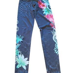 Onzie Flow Leggings with Floral and Geometric Design M/L